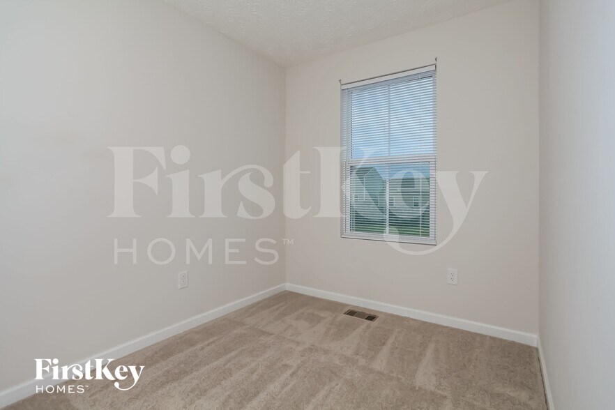 Building Photo - 1952 Lake Crest Dr