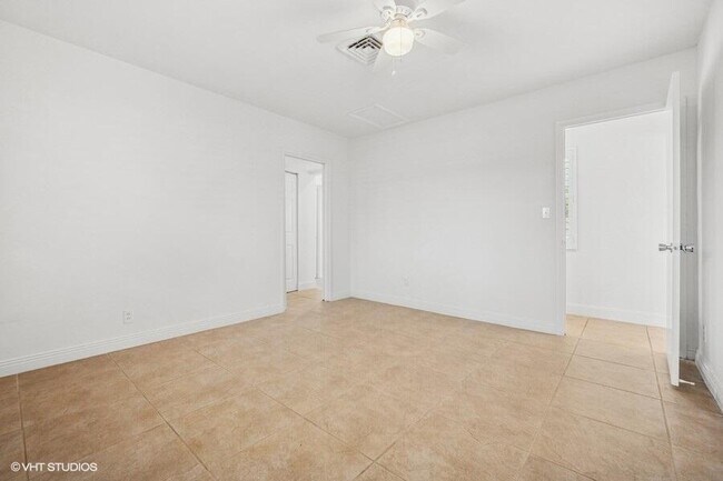 Building Photo - 2433 NE 24th St