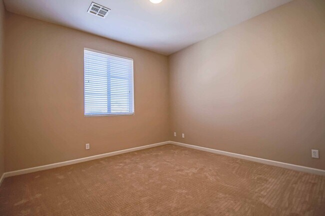 Building Photo - IMMACULATE 5 BEDROOM HOME!
