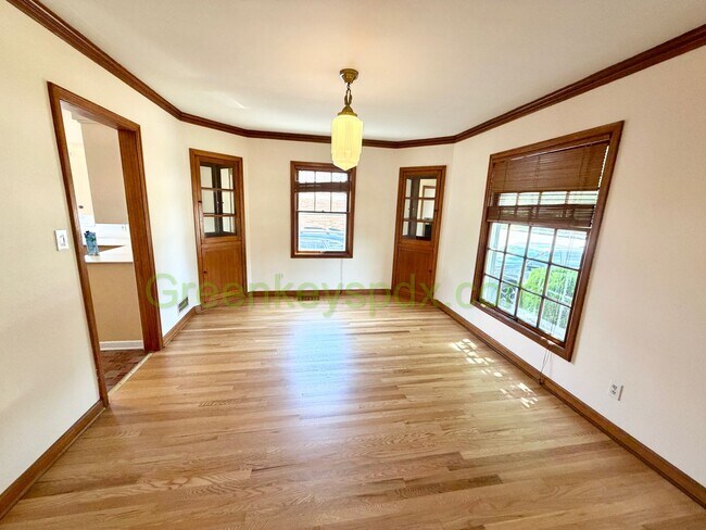 Building Photo - Lovely 3-Bedroom, 2-Bathroom House with Detached Garage in North Portland