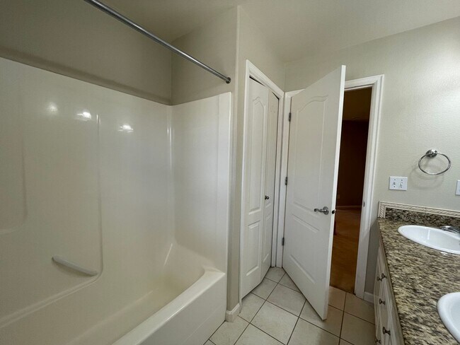 Building Photo - 5 Bed 2.5 Bath + a Den in Tigard/Bull Mountain - Solar Panels, Central A/C and More!