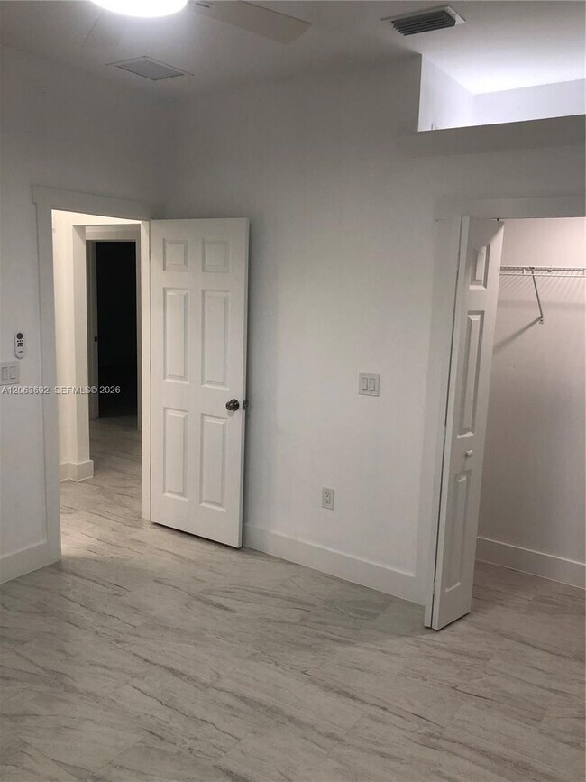 Building Photo - 4568 Golfview Blvd