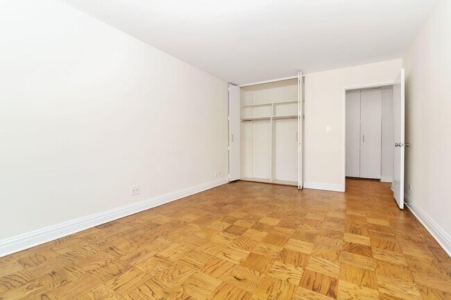 Building Photo - 400 E 71st St