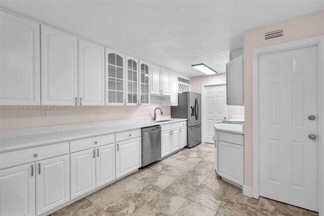 Building Photo - 250 E Royal Palm Rd