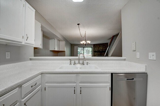 Building Photo - $2,025 - 2 Bed, 2.5 Bath Unit in Lakewood with In-Unit Laundry!