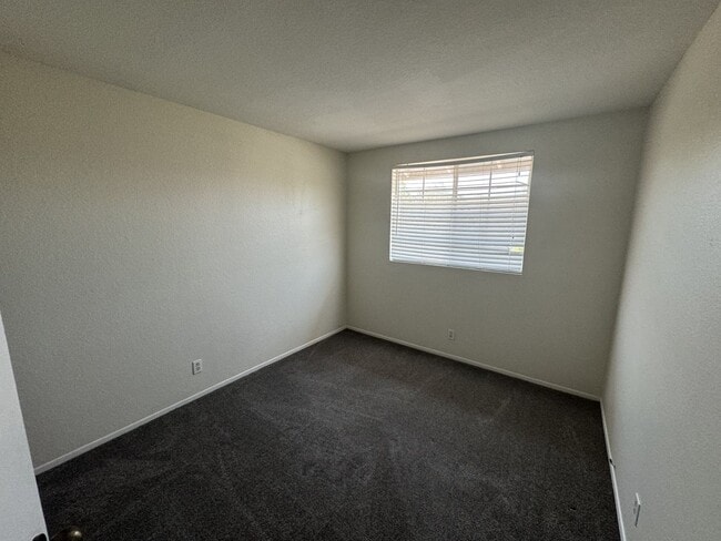 Building Photo - 4 bed 3 full bath house with 3 car attache...