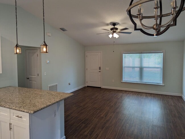 Building Photo - Beautiful Newer Home with 3 bedroom and 2 ...