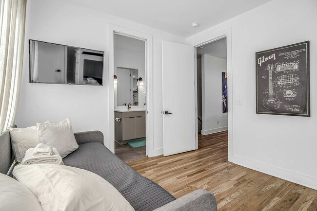 Primary Photo - 2807 Delaware Ave