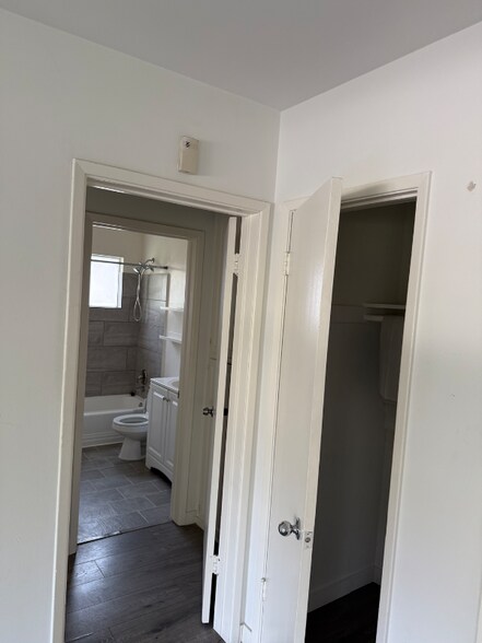 Building Photo - 2140 Beachwood Dr