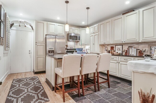 Building Photo - Amazing Adams Morgan Two-Level Condo| Parking included!