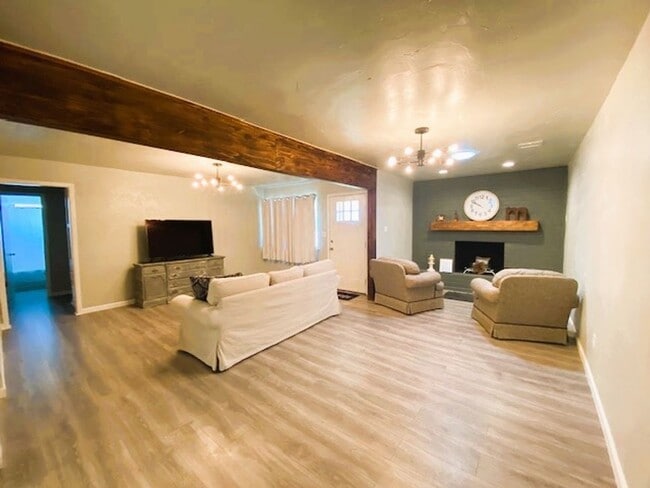 Building Photo - 1100 Elmhurst St