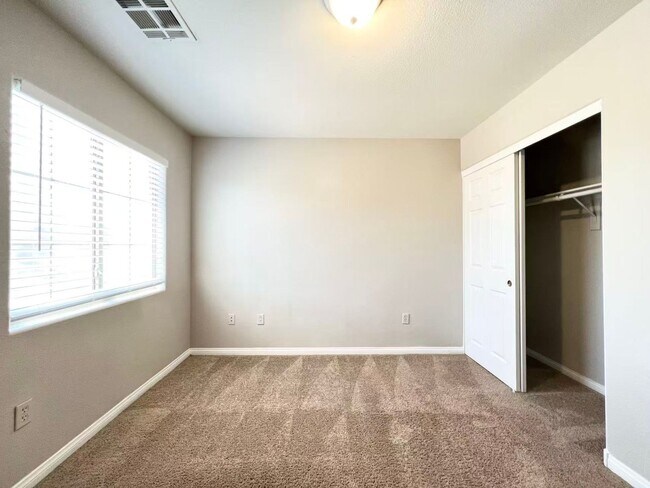 Building Photo - Beautiful single family Home in the SW Gated Community