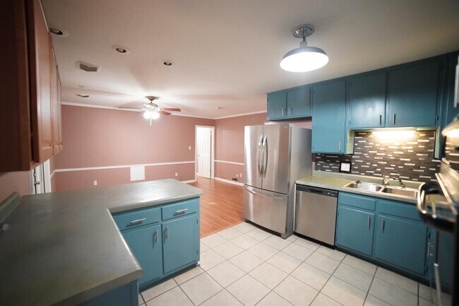 Building Photo - 1616 Salmon Dr