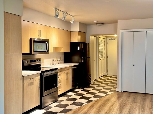 Building Photo - Downtown Bellevue Studio with Balcony, In-Unit Laundry & Amenities