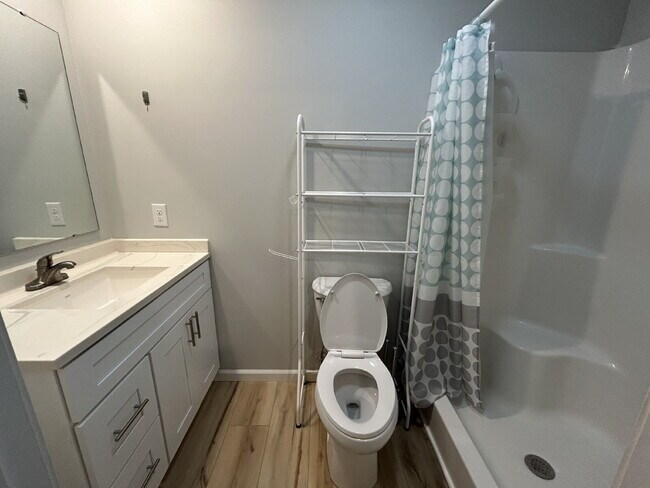 Building Photo - This charming 2-bedroom, 2-bath home is conveniently located directly across from East Elementary...