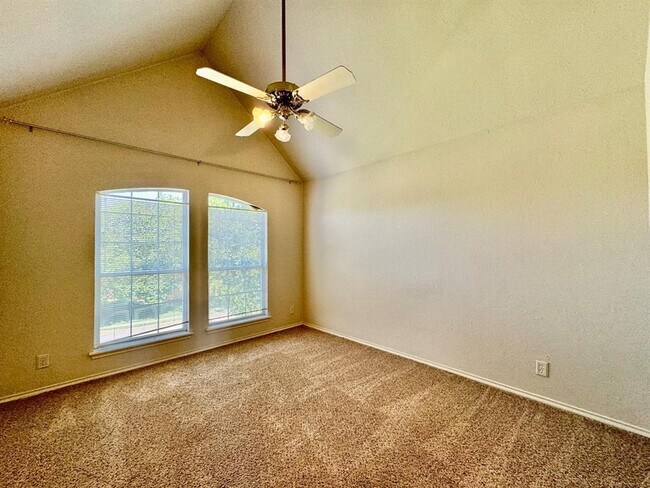 Building Photo - 2600 Sweetbriar Ct