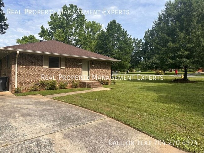 Building Photo - 8051 Southway Rd