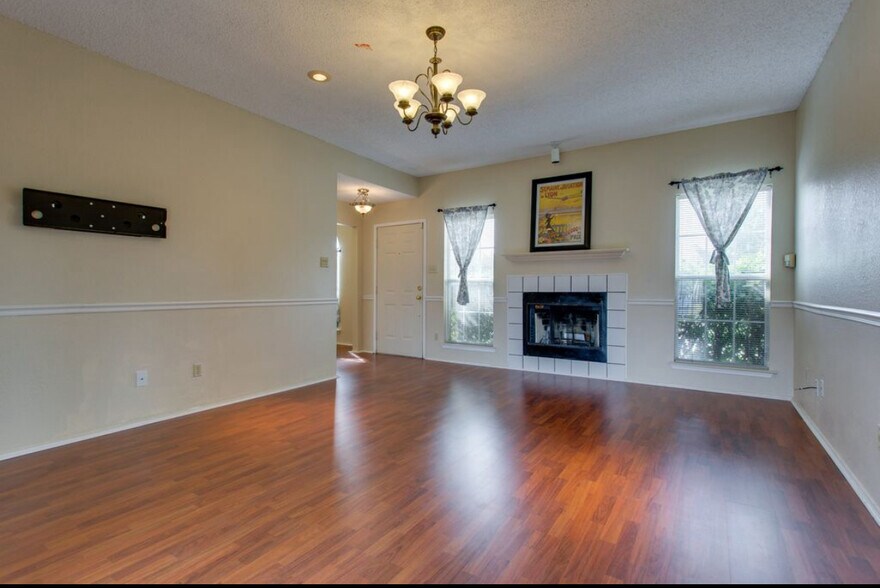 Building Photo - 807 Burr Oak Dr
