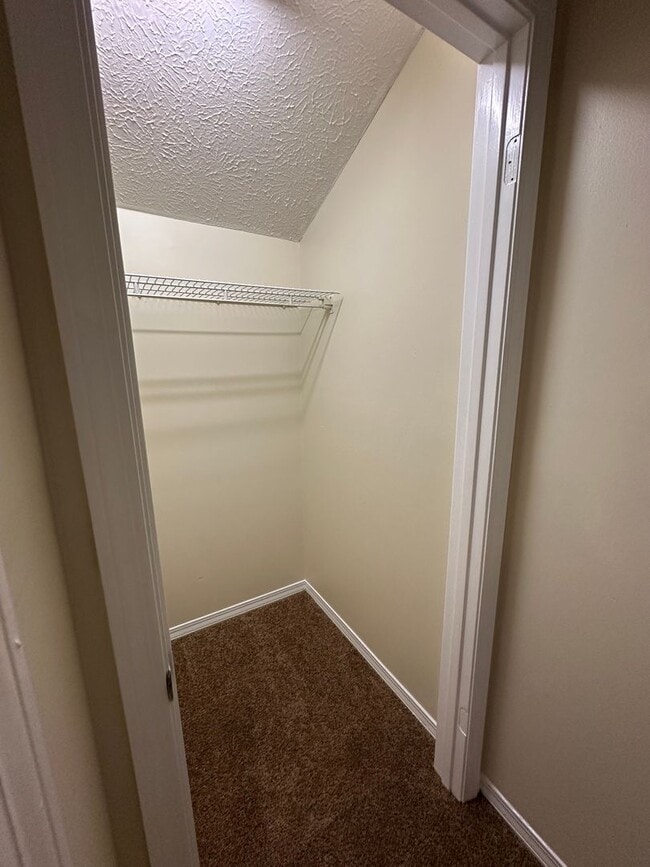 Building Photo - 2 bed 2 bath townhome, perfect location!