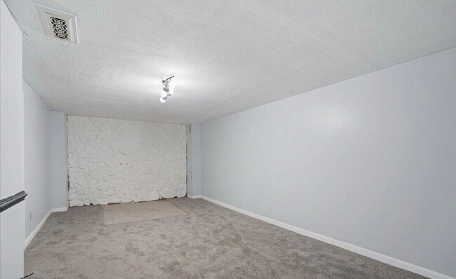Building Photo - Updated Hillview Home! 3BR/2BA with Basement!