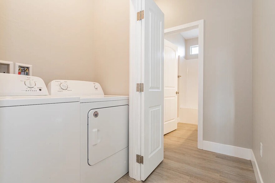 Building Photo - 1701 S Dandelion St