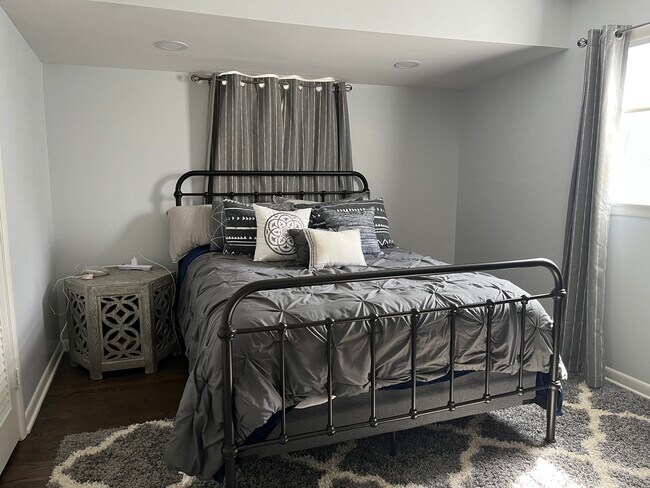 Building Photo - 8445 N Greenvale Rd