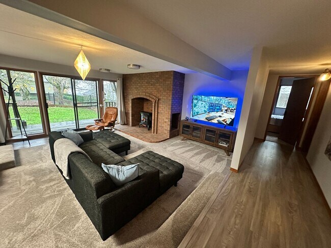 Building Photo - Super Comfortable Furnished Short term rental