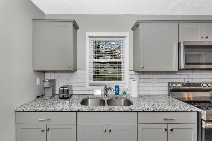Building Photo - 2406 Shady Lane Dr NW