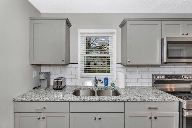 Building Photo - 2406 Shady Lane Dr NW