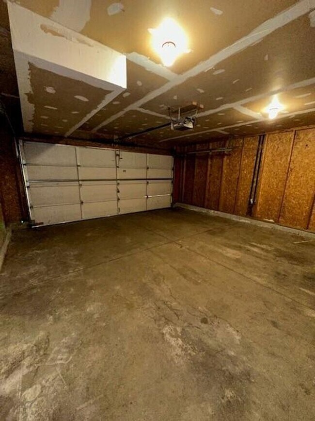 Building Photo - Rustic Dr