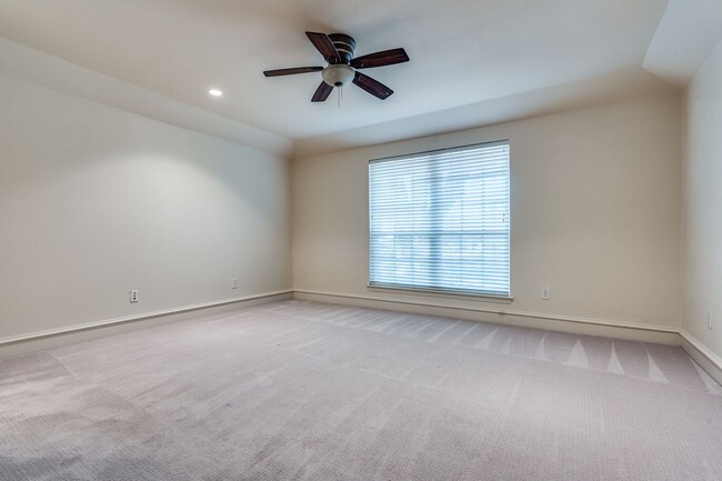 Building Photo - Charming Custom Duplex in Prestigious Pres...
