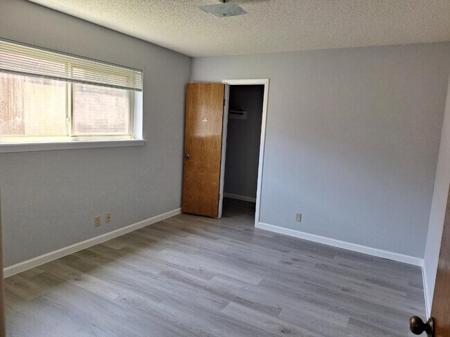Building Photo - 605 Noreda St