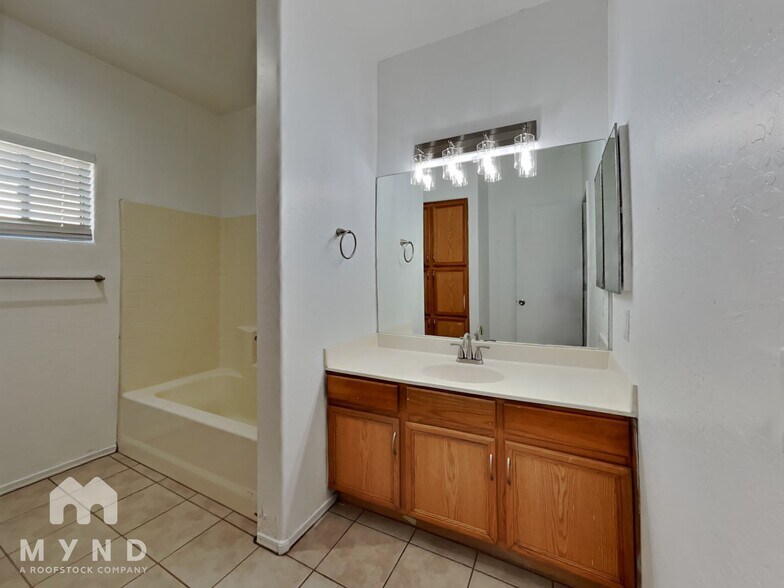 Building Photo - 5651 S 11th Dr