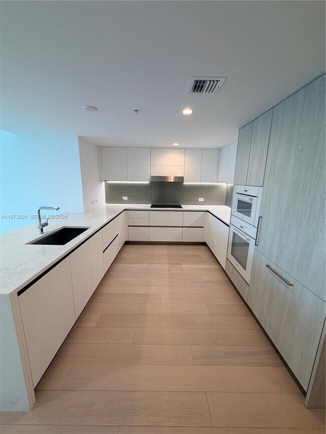 Building Photo - 9201 E Bay Harbor Dr