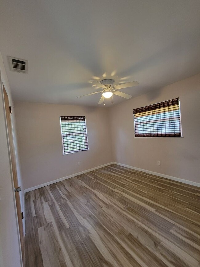 Building Photo - 2 BEDROOM 1 BATH HOME