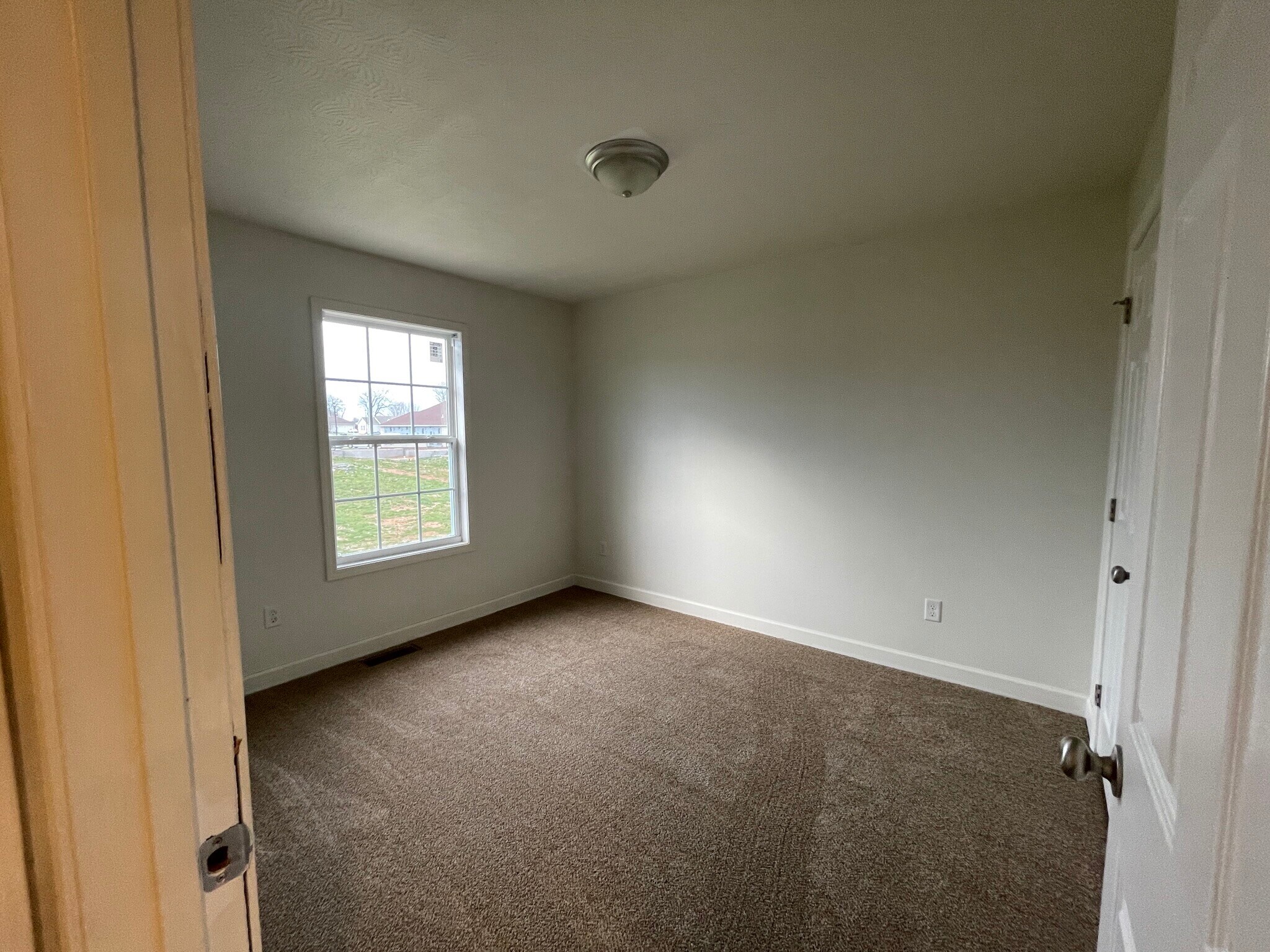 Building Photo - 717 Village Creek Dr