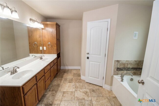 Building Photo - 1128 Pheasant Cir