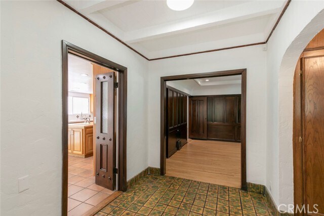 Building Photo - 2644 E Chevy Chase Dr