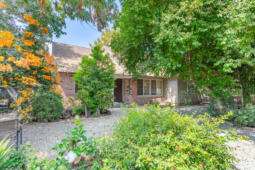 Front Yard - Main Entry - 5825 Fulton Ave