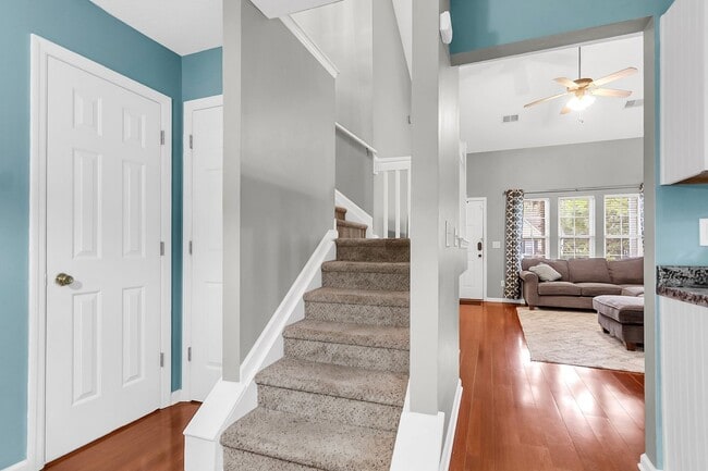 Building Photo - Spacious Townhome Prime Location!