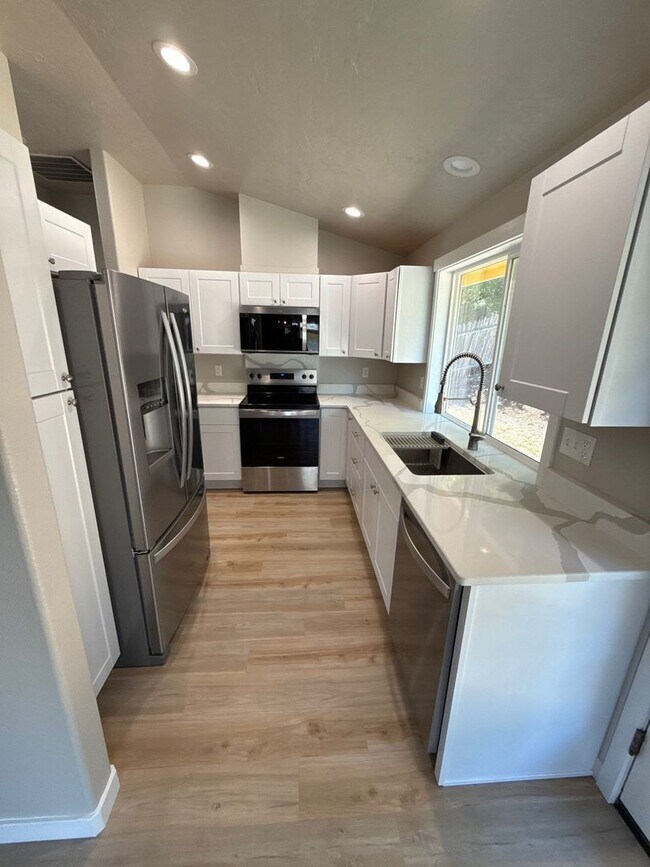 Building Photo - 5647 SW Windflower Dr