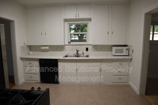 Building Photo - 1057 W 300 S