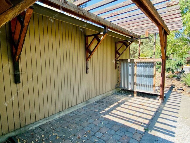 Building Photo - Bend Ranch-Style Home with Covered Patio &...