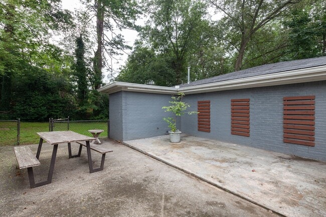Building Photo - Renovated 3/2 w/ Fenced In Backyard and Courtyard!