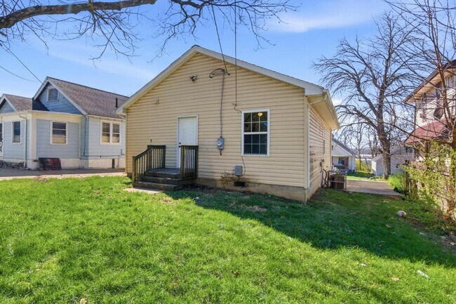 Building Photo - 144 N Quentin Ave