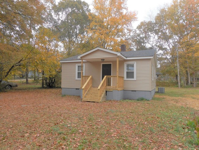 Building Photo - Fully Renovated 2 Bedroom 1 Bath Home