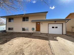 Building Photo - 4 Bedroom Home Available Near Chelton Rd &...