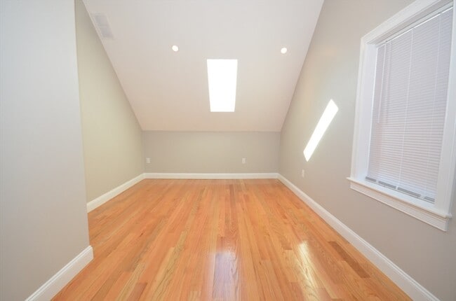 Building Photo - 18 Eaton Ave