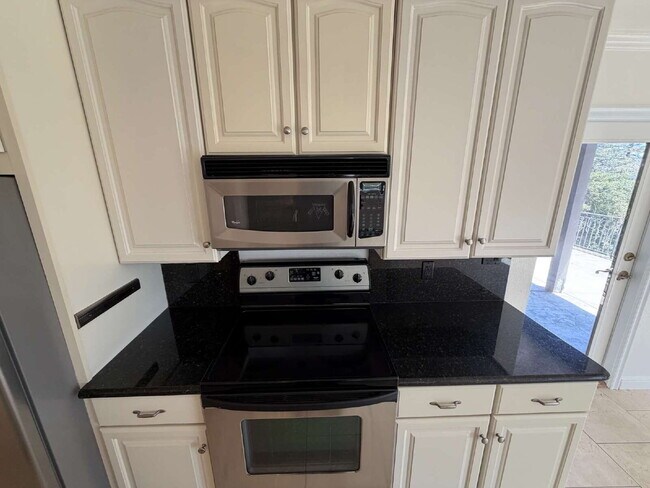 Building Photo - "Charming 2-Bedroom Retreat with Granite Accents & Gleaming Hardwood Floors in Lafayette!"