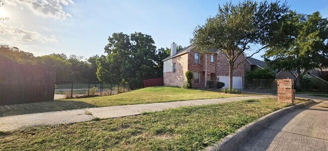 Building Photo - Spacious 2,324 Sqft 4-Bedroom Home with Gr...